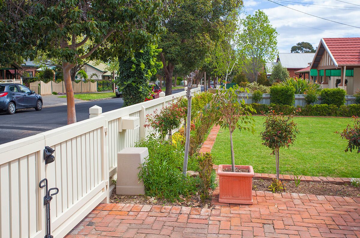 Col Light Gdns Pic2Capped Picket Fence FG